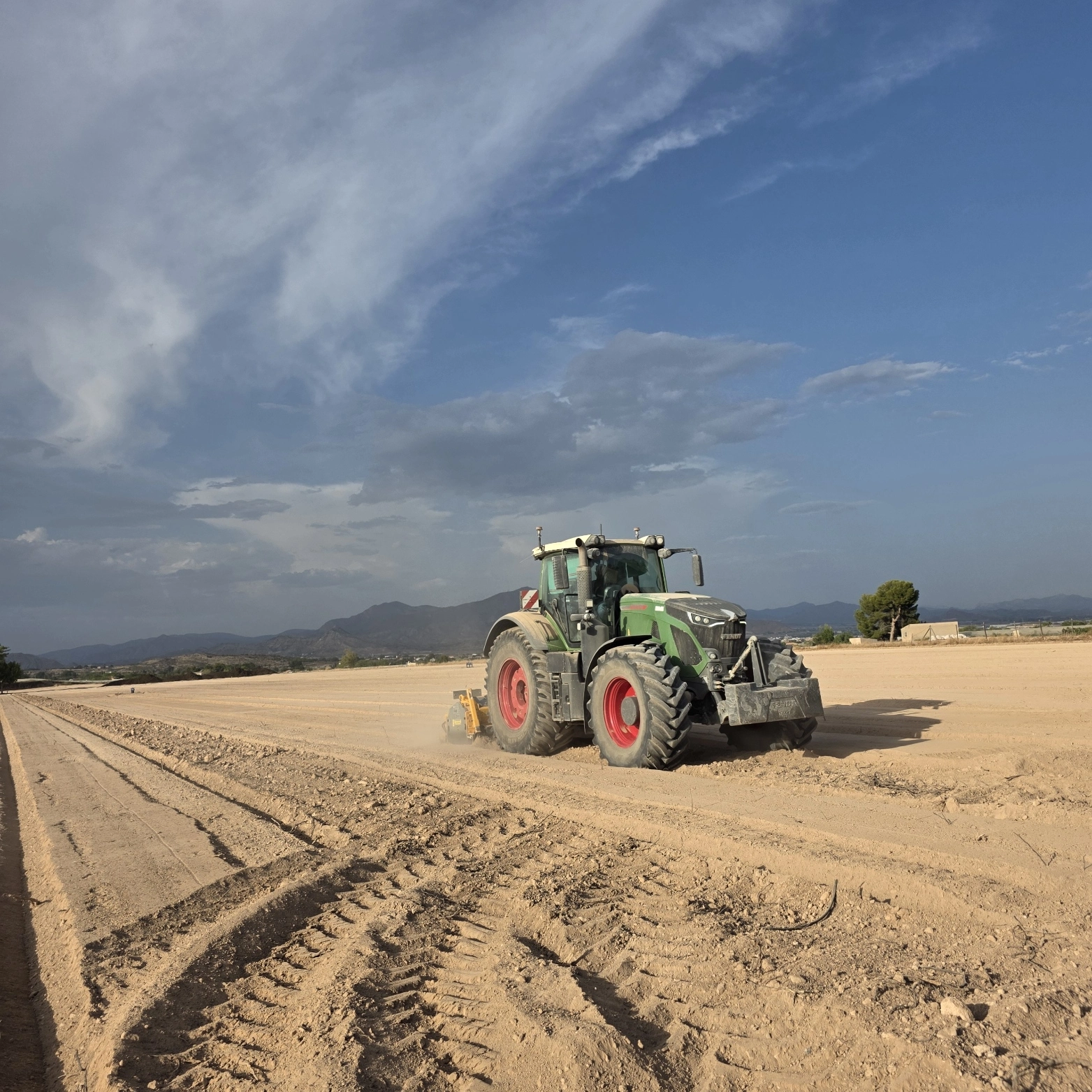 Tractor agrícola realizando labores de preparación y desfonde de suelo