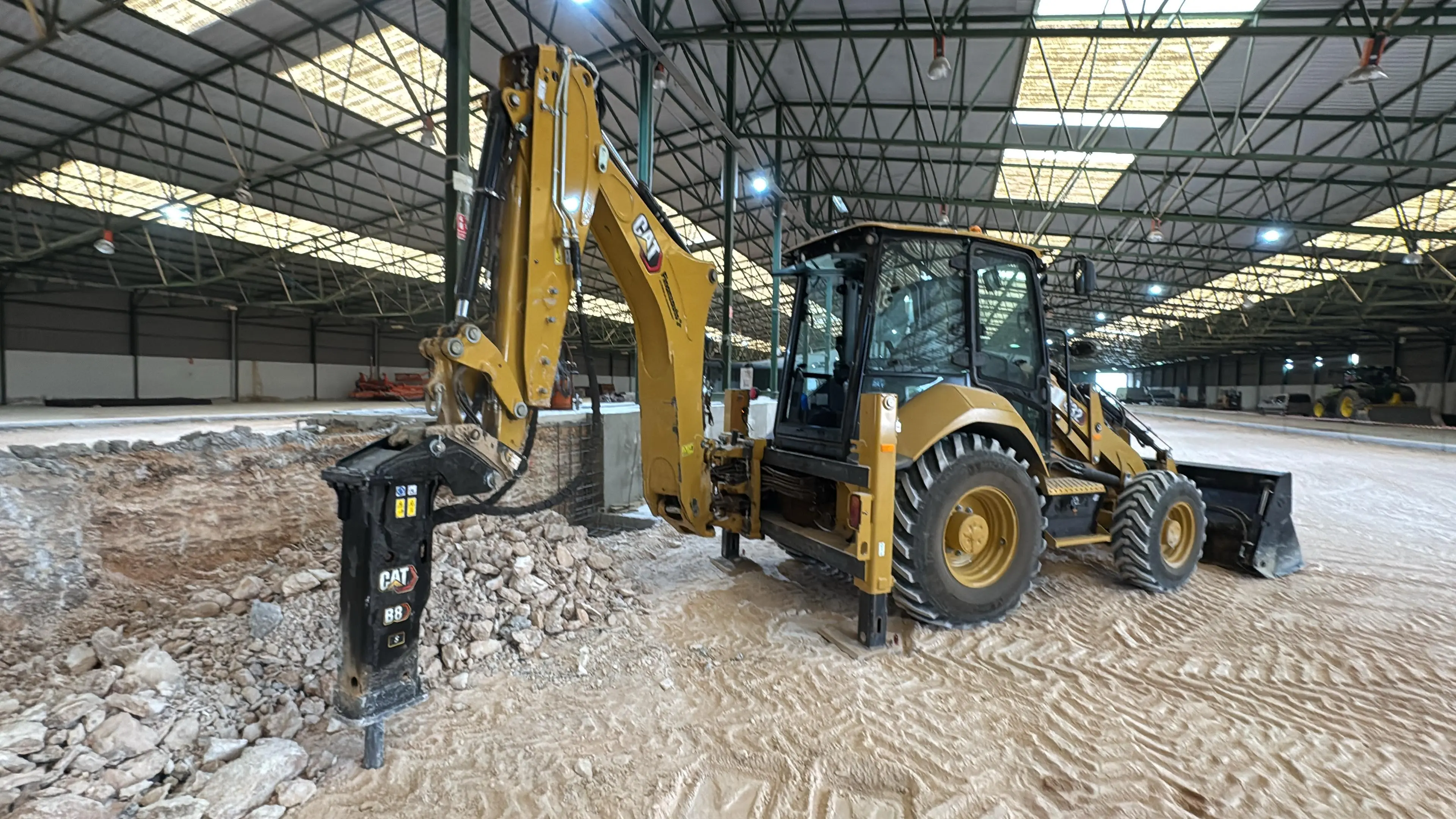 Excavadora de cadenas ejecutando zanja y movimiento de tierras