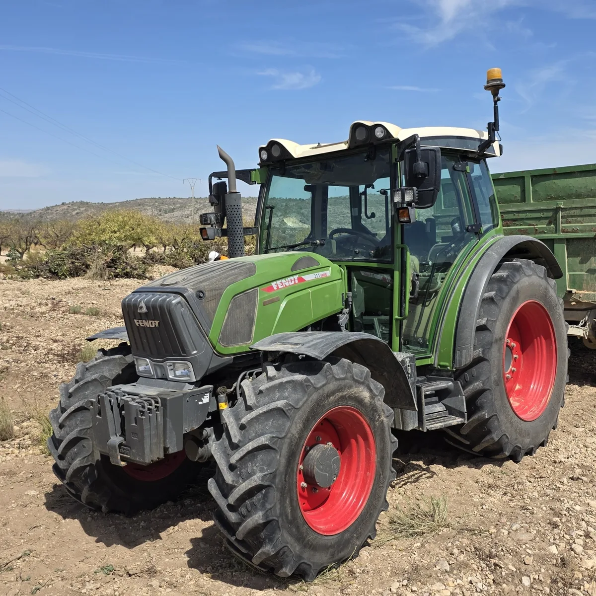 Tractor Fendt 211 Vario especialista en hilerado de piedras