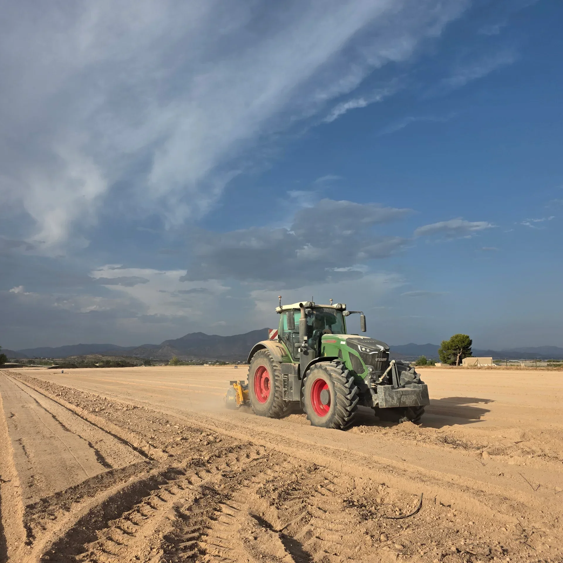 Tractor Fendt 933 Vario de gran potencia para trituración y desbroce