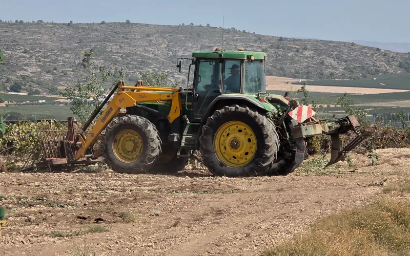 Tractor John Deere 7710 del año 1998 realizando arranque de cultivos y descepado en viñedos