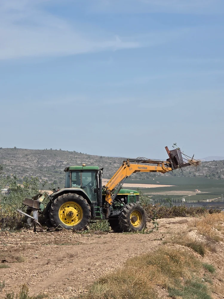 Tractor John Deere 7710 preparado con apero extractor