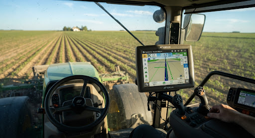 Pantalla GPS Topcon instalada en tractor para guiado satelital centimétrico
